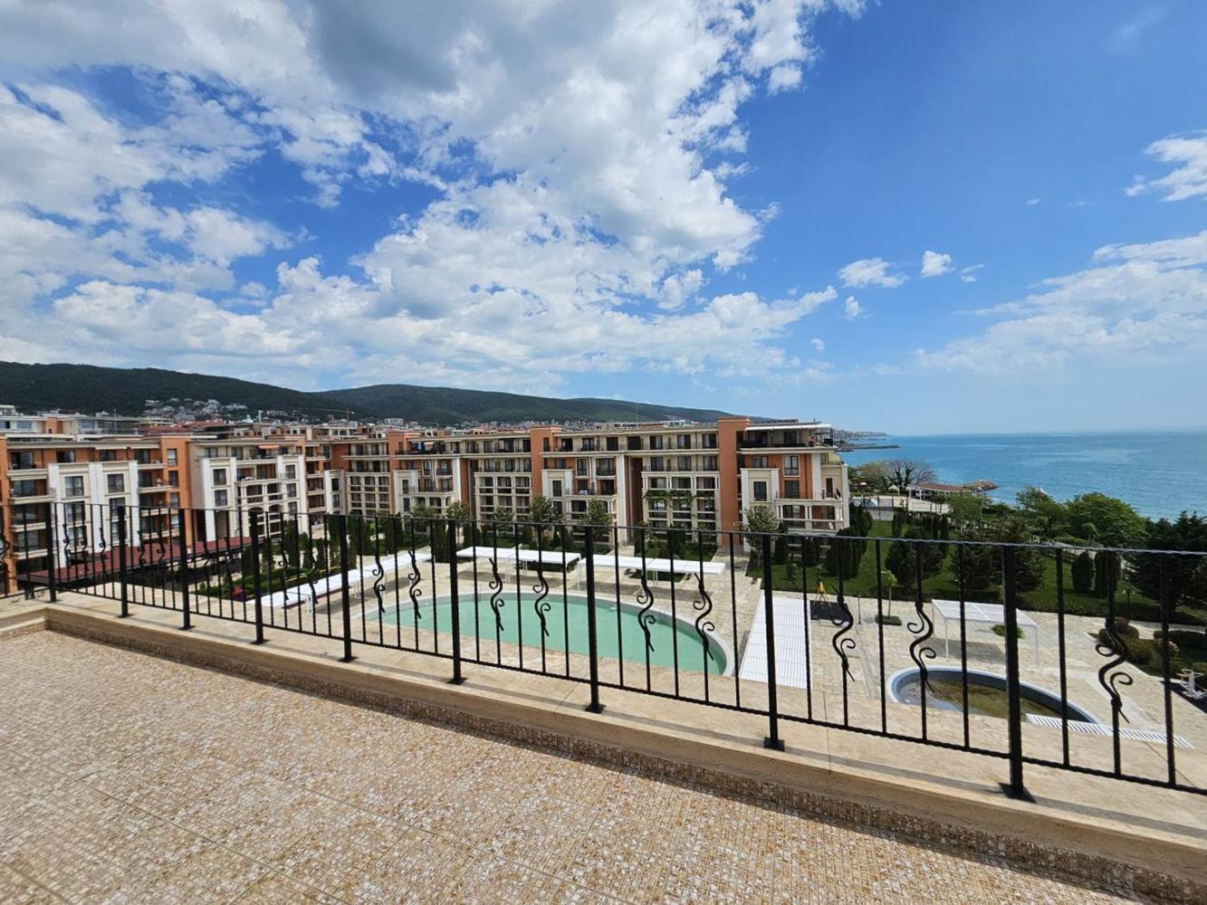 Sveti Vlas – Drei-Zimmer-Wohnung mit direktem Panoramablick auf das Meer in einer Anlage in erster Linie