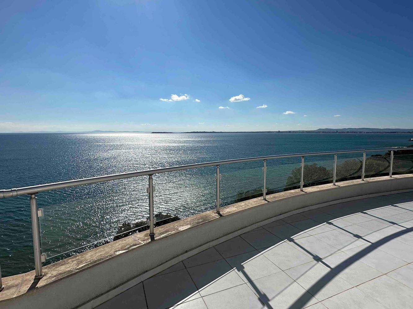 Erste Meereslinie in Sveti Vlas – beeindruckende Maisonettewohnung mit drei Schlafzimmern, Panoramablick und riesiger Terrasse