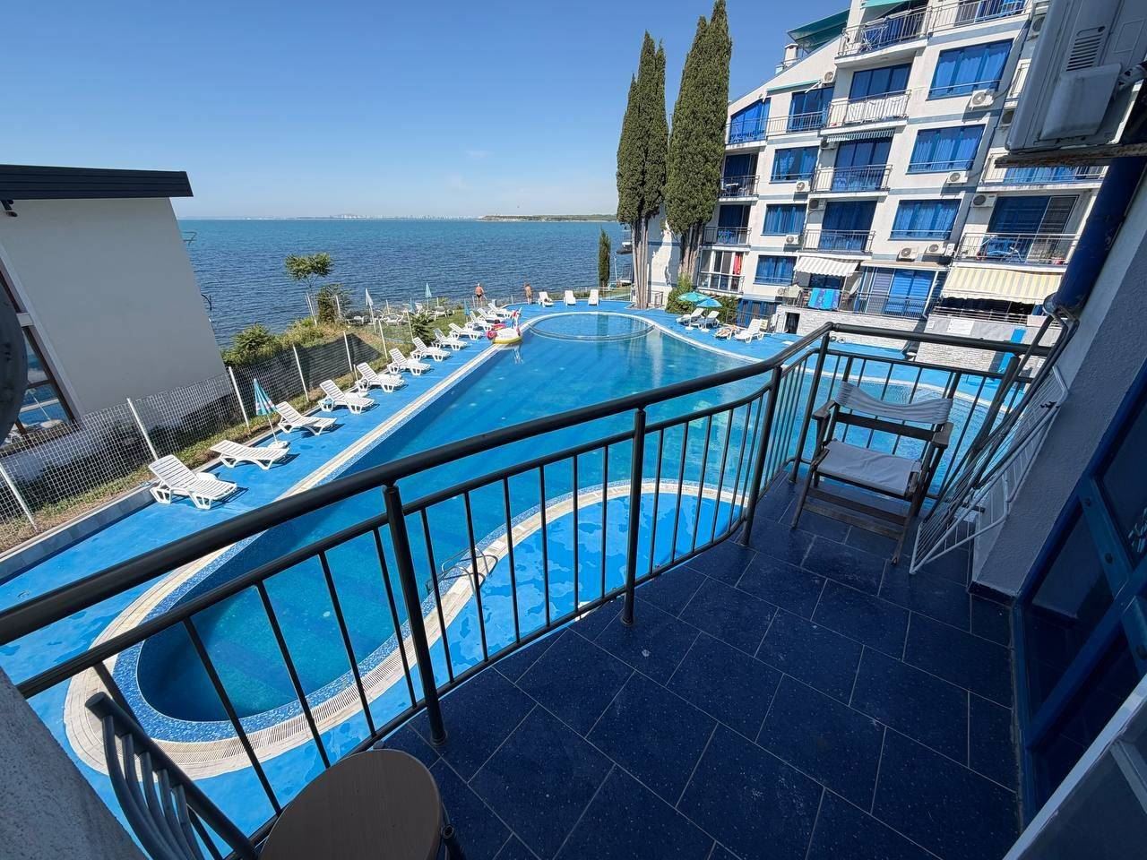 Wohnung mit einem Schlafzimmer in erster Meereslinie in Pomorie – Panoramablick auf das Meer und den Pool