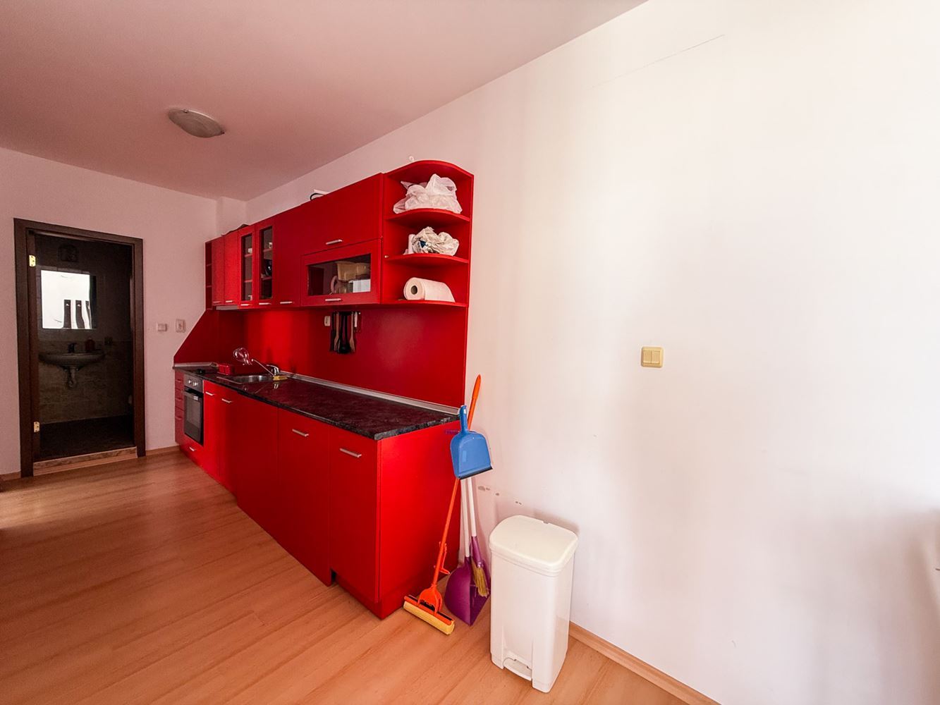 3-Zimmer-Wohnung mit Poolblick in einem gepflegten Komplex nahe Sonnenstrand