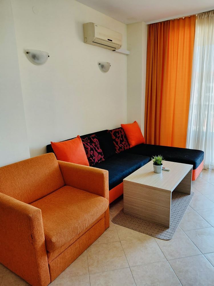 Meereskomfort mit Poolblick – Wohnung mit einem Schlafzimmer in einer prestigeträchtigen Anlage in Sonnenstrand