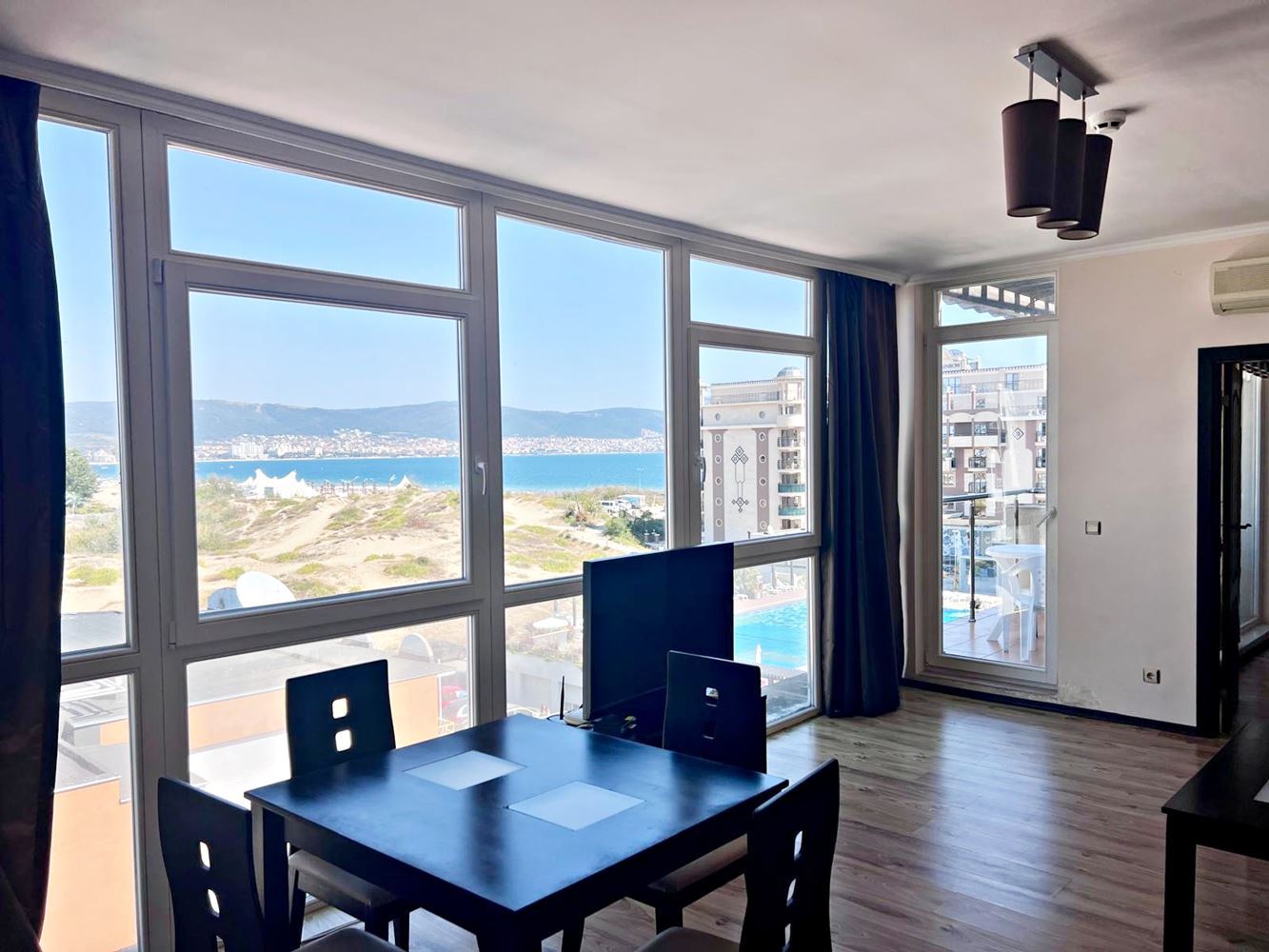 Zweizimmerwohnung mit Panoramablick auf das Meer in erster Meereslinie – geräumige Wohnung in Sonnenstrand
