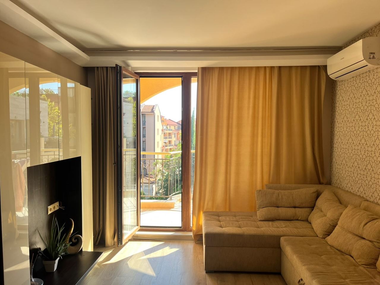 Herrliche Wohnung mit einem Schlafzimmer in einer Anlage in Sonnenstrand – Blick auf den Pool; Stil und Komfort