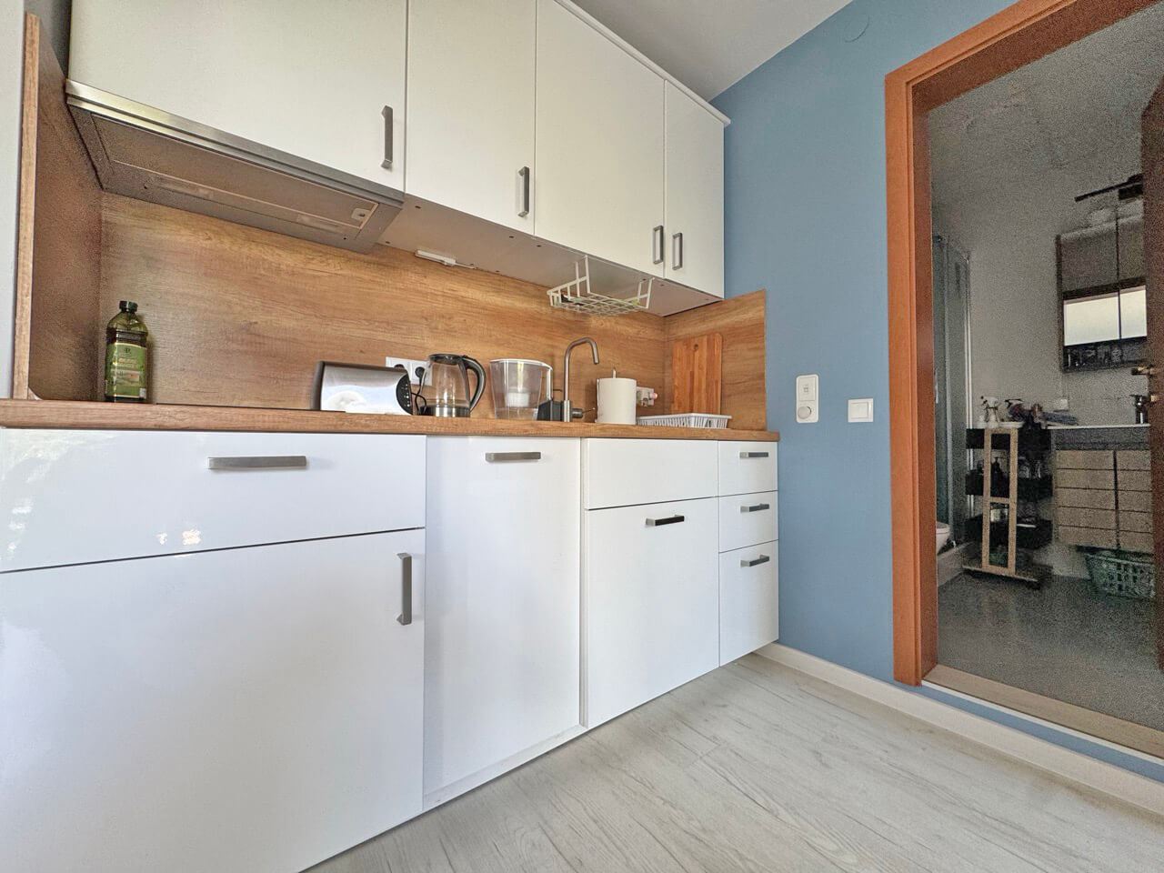 Stilvolle Zweizimmerwohnung mit einem Schlafzimmer in einer prestigeträchtigen Anlage in Sonnenstrand – komplett renoviert und bezugsfertig