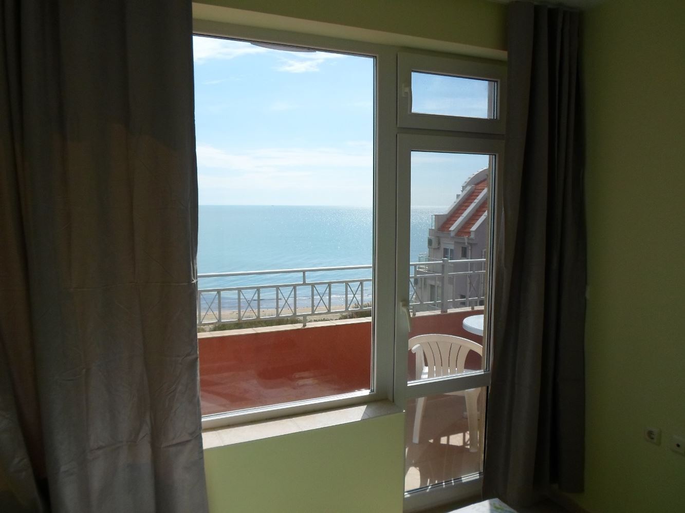 Geräumige Drei-Zimmer-Wohnung in Pomorie mit Panoramablick auf das Meer – ein ideales Zuhause am Meer