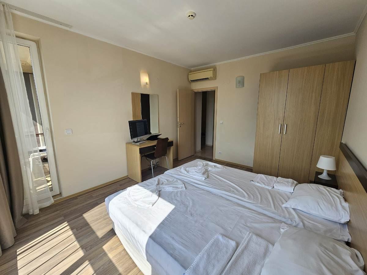 Luxuriöse Drei-Zimmer-Wohnung mit drei Schlafzimmern in erster Meereslinie in Obzor – Panoramablick auf Meer und Berge