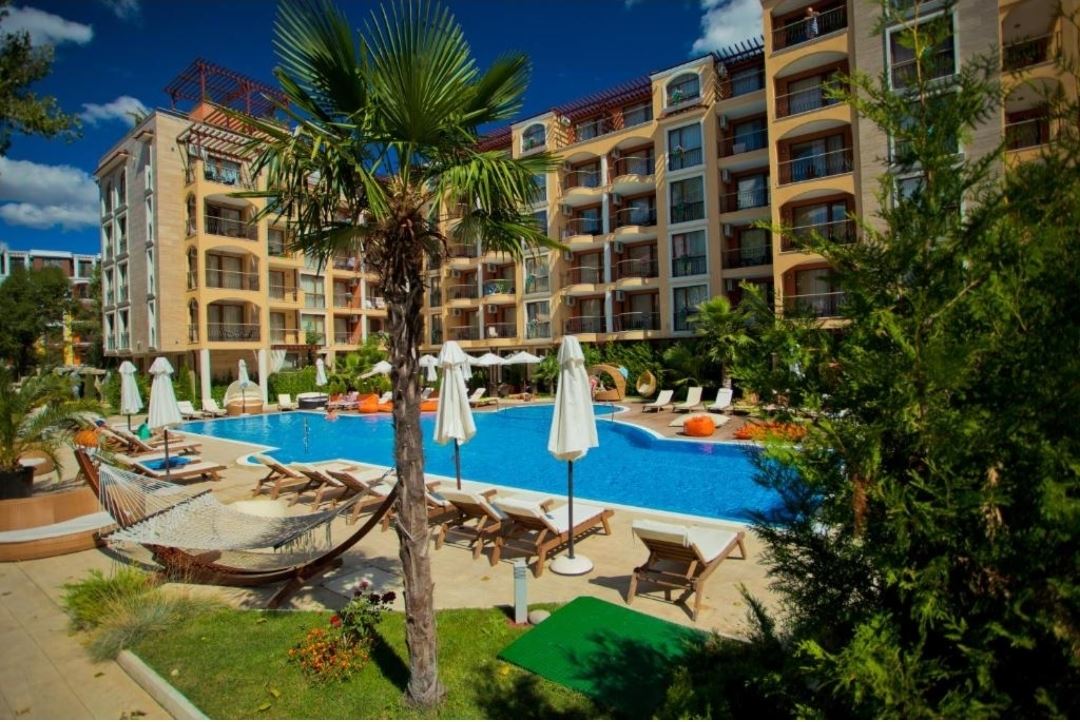 Herrliche Wohnung mit einem Schlafzimmer in einer Anlage in Sonnenstrand – Blick auf den Pool; Stil und Komfort