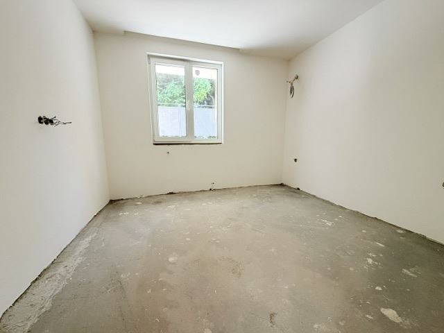 Drei-Zimmer-Wohnung mit zwei Schlafzimmern, eigenem Garten und zwei Stellplätzen in einem neuen Luxusgebäude im Herzen von Burgas