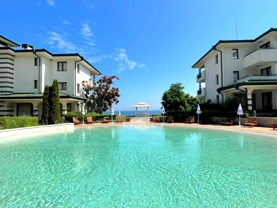 Zwei-Zimmer-Wohnung (mit einem Schlafzimmer) in erster Meereslinie in Ravda – Luxus, Natur und beeindruckender Poolblick