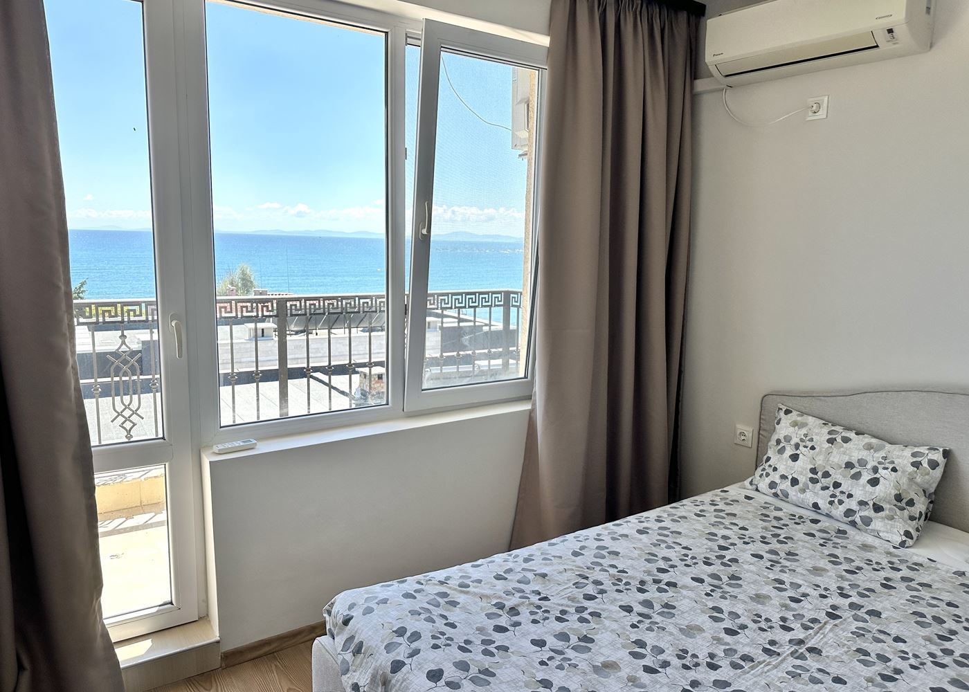 Zweizimmerwohnung in erster Meereslinie mit Panoramablick auf das Meer in Nessebar