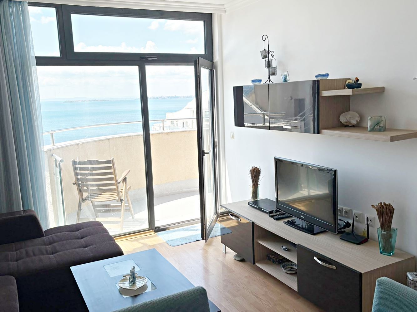 Luxuriöse 2-Zimmer-Wohnung mit Panoramablick auf das Meer in erster Linie in Sveti Vlas