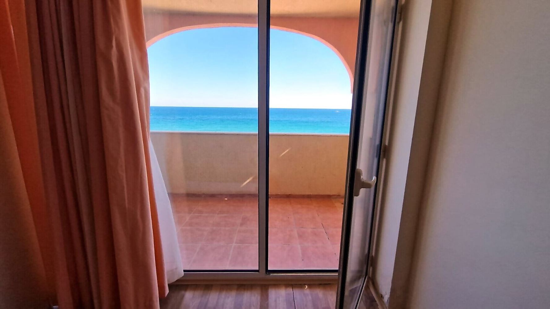 Wohnung mit einem Schlafzimmer und atemberaubendem Panoramablick auf das Meer in erster Meereslinie in Elenite
