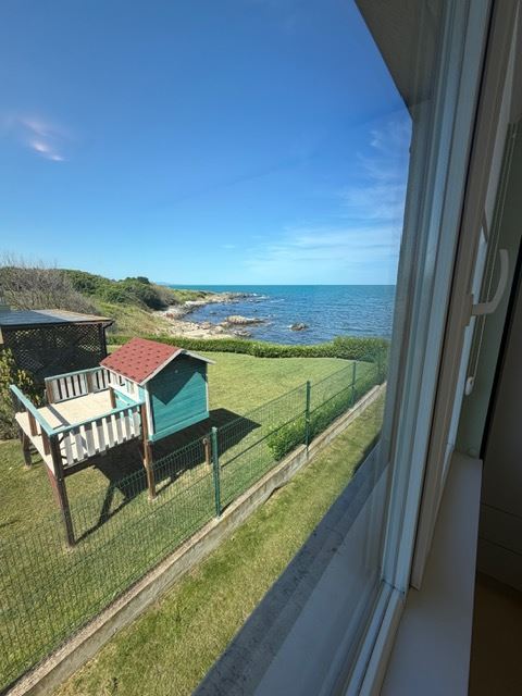 Geräumiges Appartment mit zwei Schlafzimmern in erster Meereslinie mit frontalem Panoramablick auf das Meer
