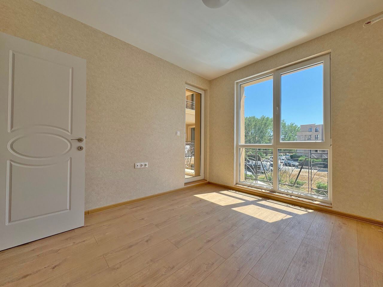 Unmöblierte 2-Zimmer-Wohnung mit Poolblick in schöner Anlage in Sunny beach