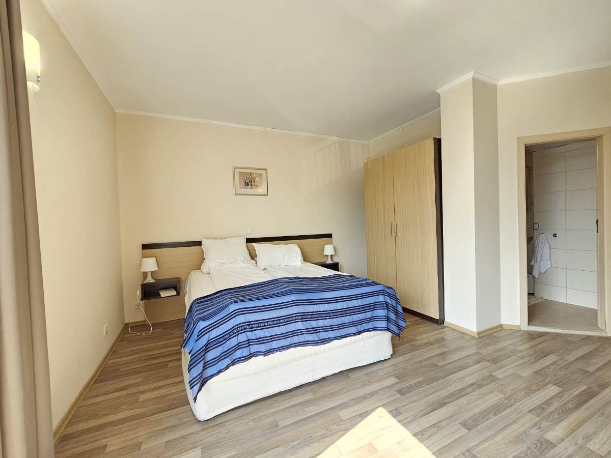 Luxuriöse Drei-Zimmer-Wohnung mit drei Schlafzimmern in erster Meereslinie in Obzor – Panoramablick auf Meer und Berge