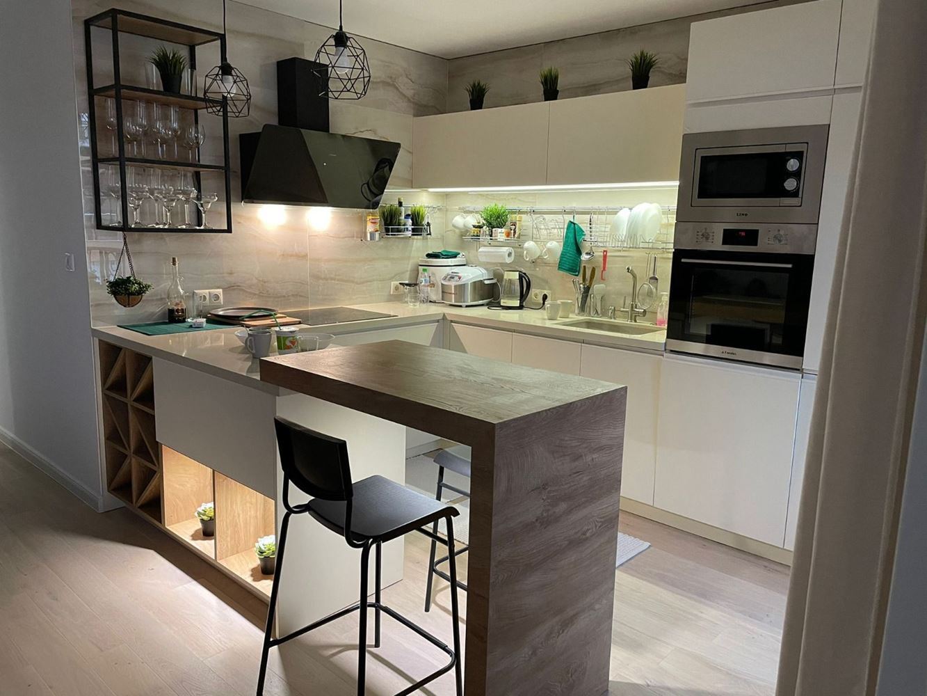 Geräumige Fünfzimmerwohnung mit Meerpanorama in Pomorie – Komfort, Stil und Funktionalität für eine große Familie