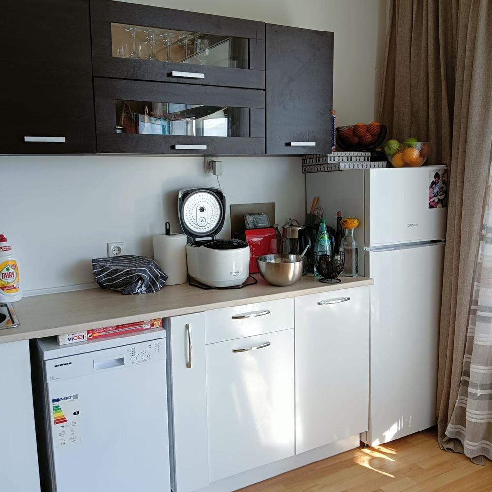 Geräumige Zwei-Zimmer-Wohnung mit Meerpanorama in Ravda – nur wenige Meter vom Strand entfernt, voll möbliert und mit ausgezeichnetem Investitionspotenzial
