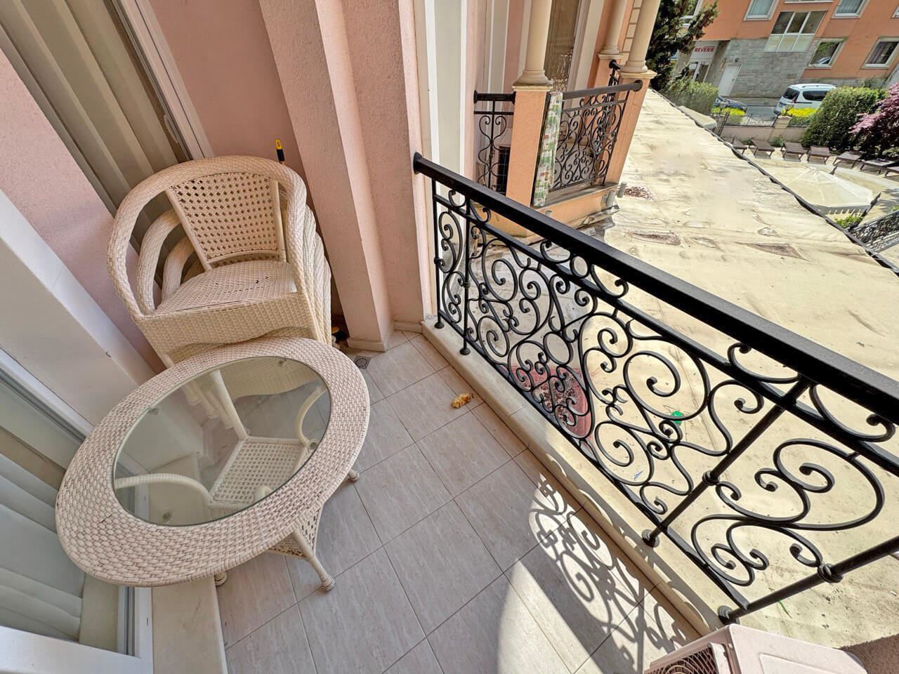 Elegante Zweizimmerwohnung mit Poolblick in einer luxuriösen Anlage in Sonnenstrand
