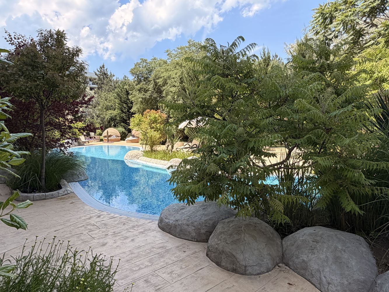2-Zimmer-Wohnung mit Blick auf den Park und den Swimmingpool in einer prestigeträchtigen Wohnanlage am Sonnenstrand