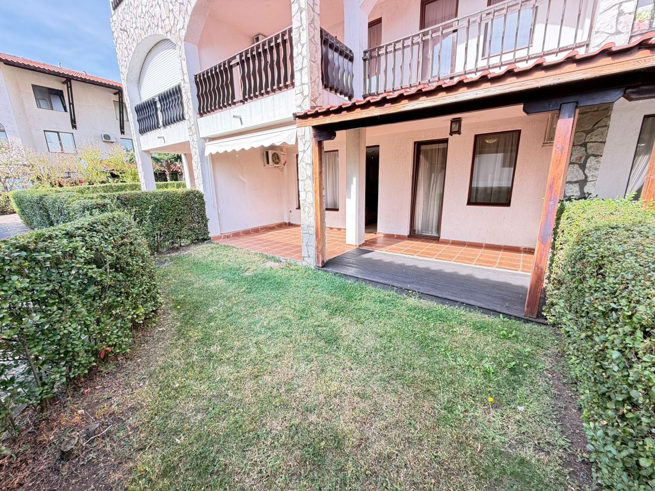 Wohnung in erster Meereslinie mit direktem Strandzugang in Sveti Vlas – privater Garten direkt an der Wohnung