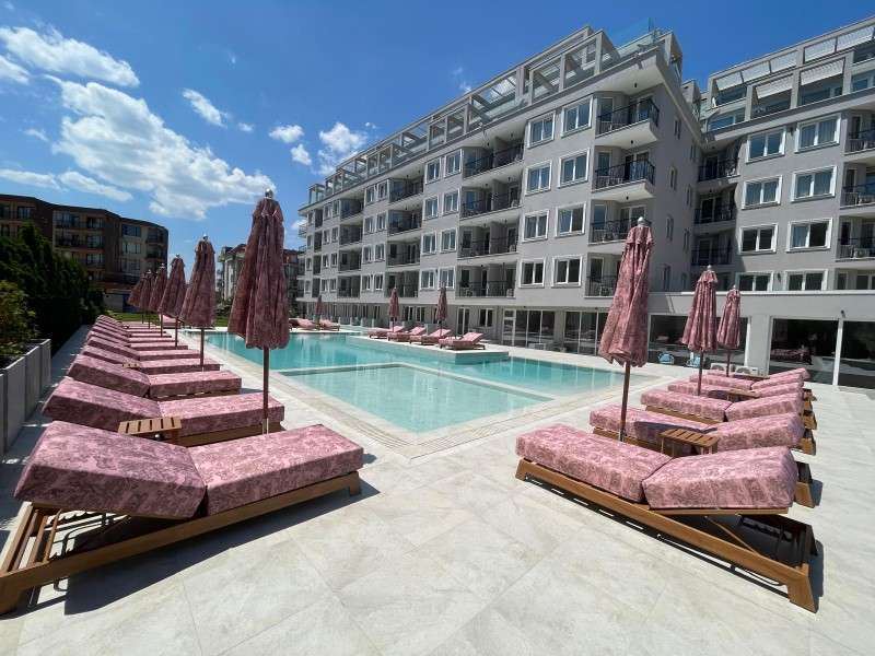 Sonnenstrand – neue Drei-Zimmer-Wohnung (Apartment mit zwei Schlafzimmern) mit großer Terrasse und Poolblick