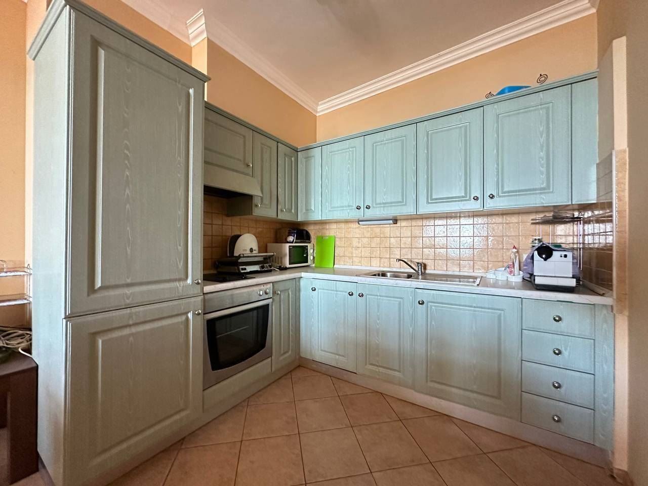 Geräumige Wohnung mit Meerblick in erster Meereslinie in Pomorie – Ferienimmobilie mit dem Gefühl eines luxuriösen Resorts