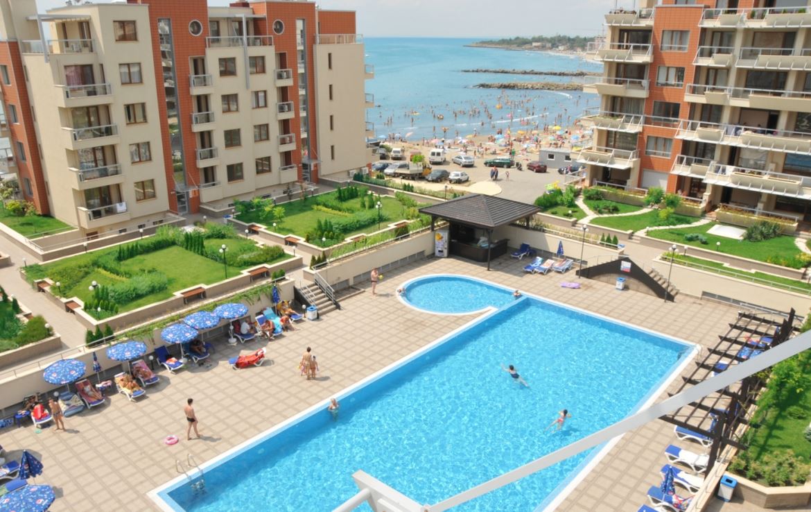 Panoramische Zwei-Zimmer-Wohnung in erster Meereslinie in Pomorie mit direktem Meerblick