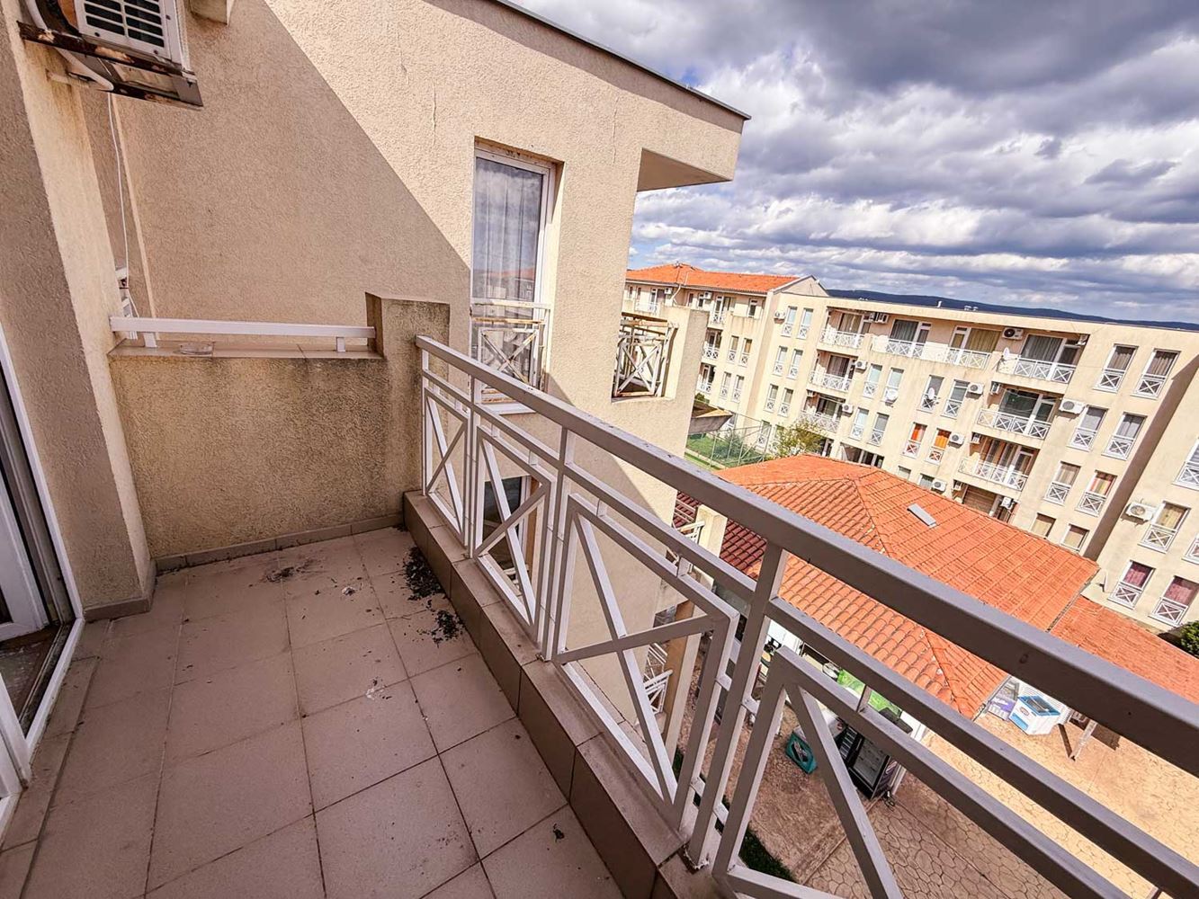 3-Zimmer-Wohnung mit Poolblick in einem gepflegten Komplex nahe Sonnenstrand