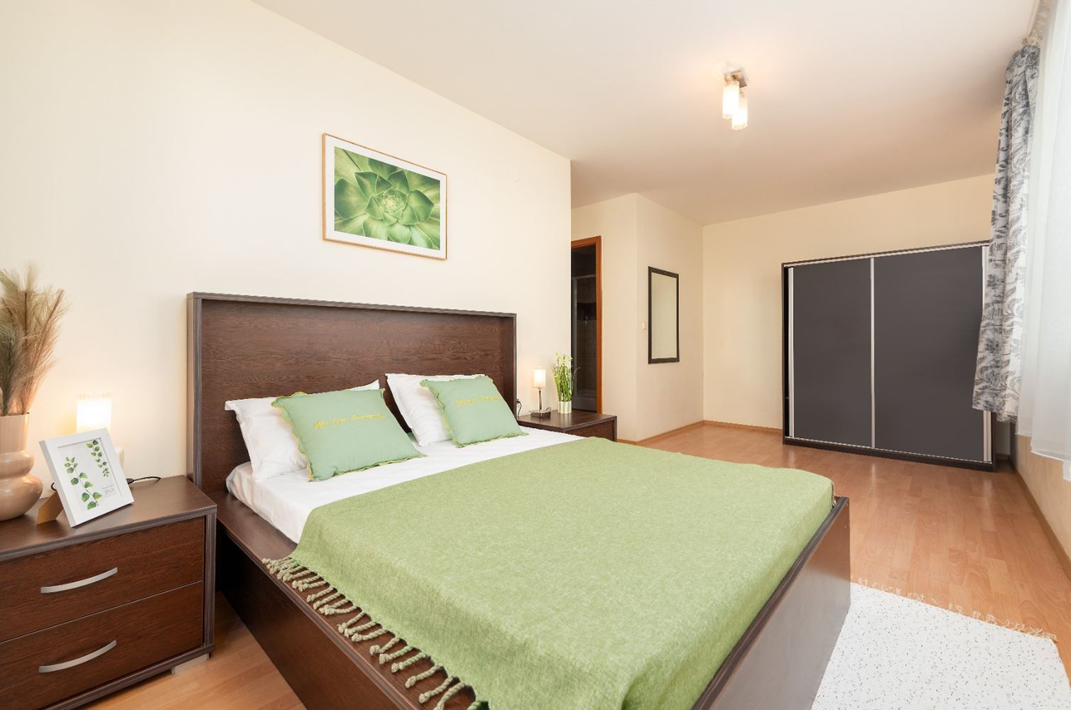 Stilvolles Zwei-Schlafzimmer-Apartment in erster Meereslinie mit direktem Meerblick in Sveti Vlas – Raum, Luxus und vollständige Annehmlichkeiten