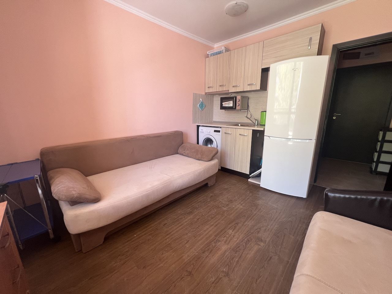 Gemütliches Studio im Herzen von Elenite – nur wenige Minuten vom Strand entfernt, in einer geschlossenen Anlage mit Pool und hervorragenden Annehmlichkeiten