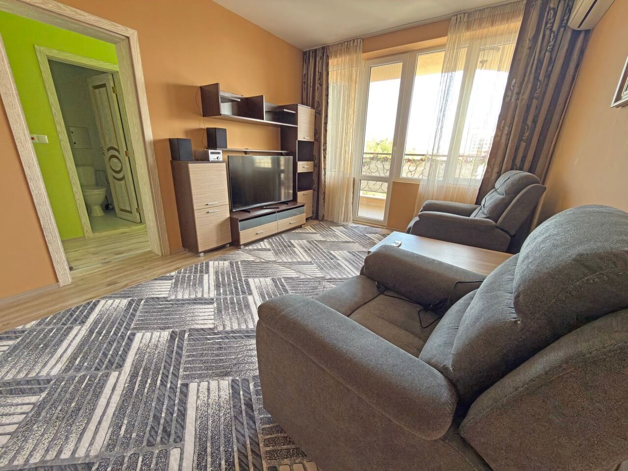 Drei-Zimmer-Wohnung mit Meerblick, 200 Meter vom Strand entfernt in Pomorie