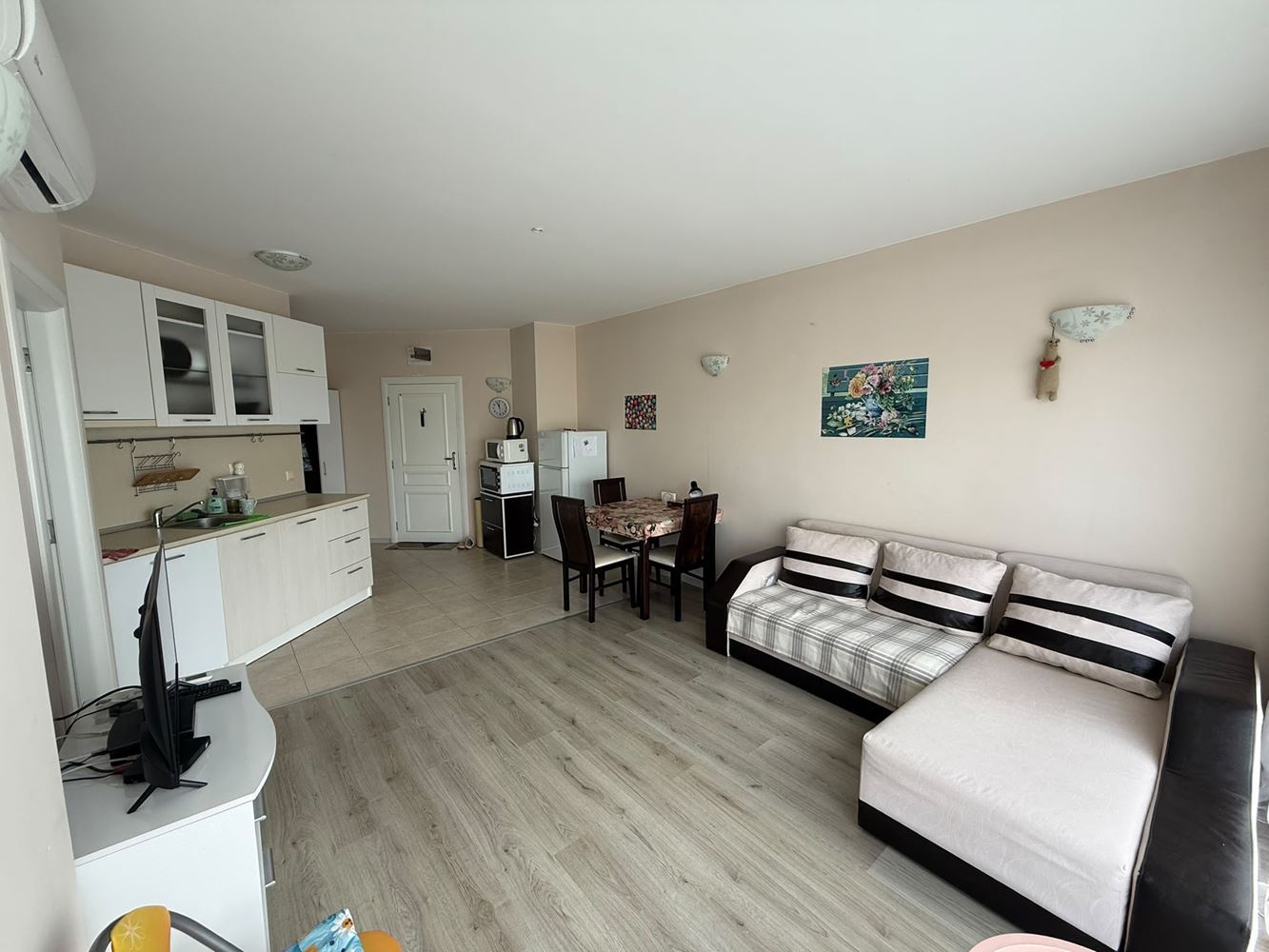 Zweizimmerwohnung inmitten von viel Grün in einer Anlage mit Swimmingpool und Kinderspielplatz