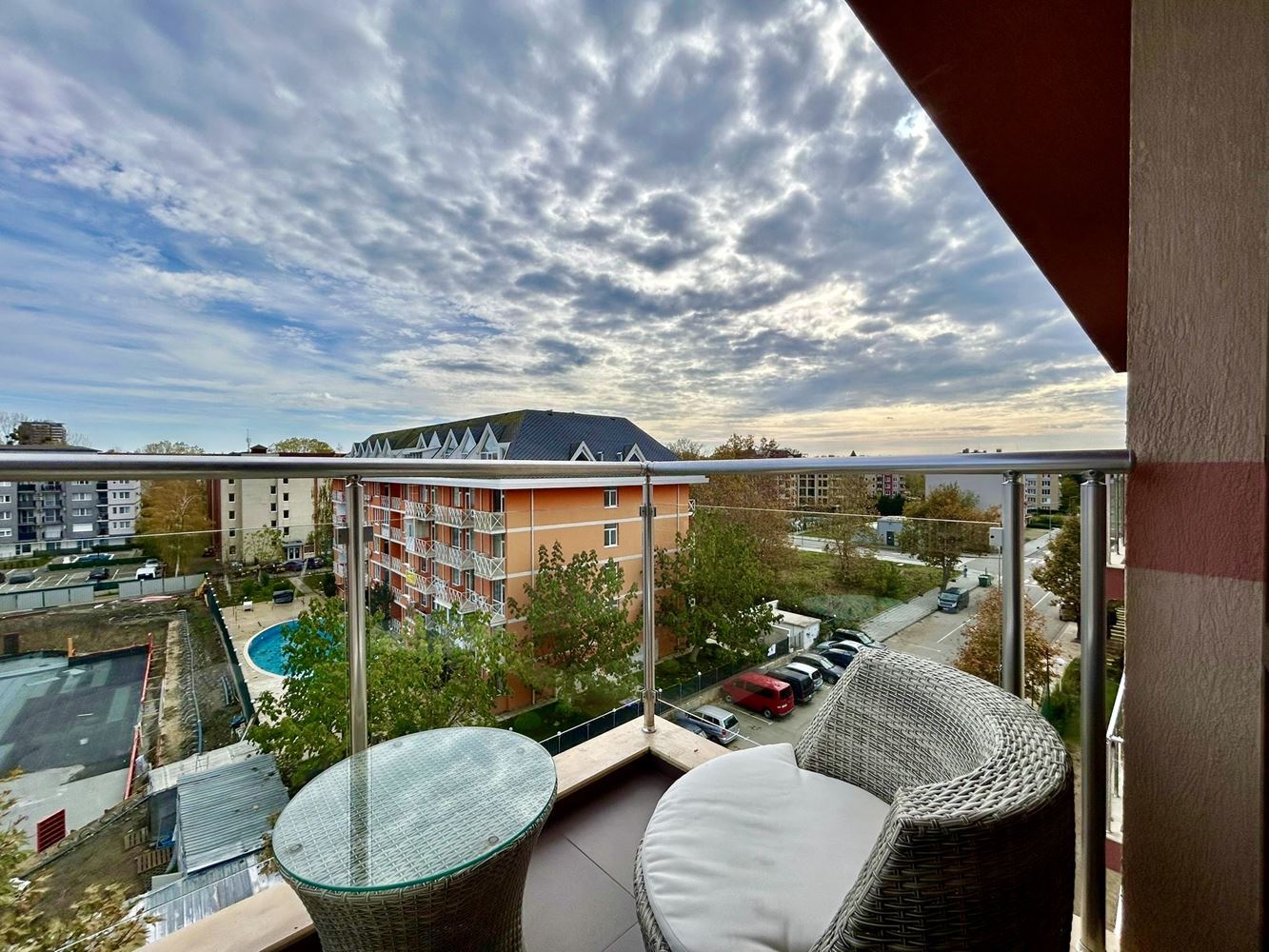 Helles und gemütliches Studio mit Blick auf den schönen Innenbereich – Komfort und Ruhe in einer modernen Anlage