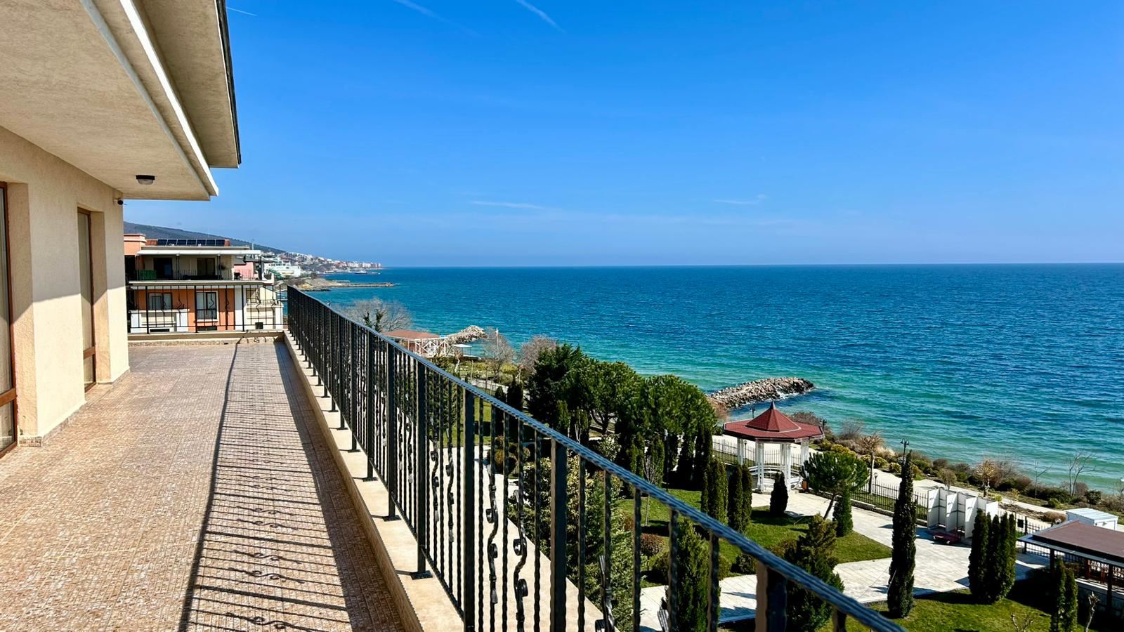 Sveti Vlas – Drei-Zimmer-Wohnung mit direktem Panoramablick auf das Meer in einer Anlage in erster Linie