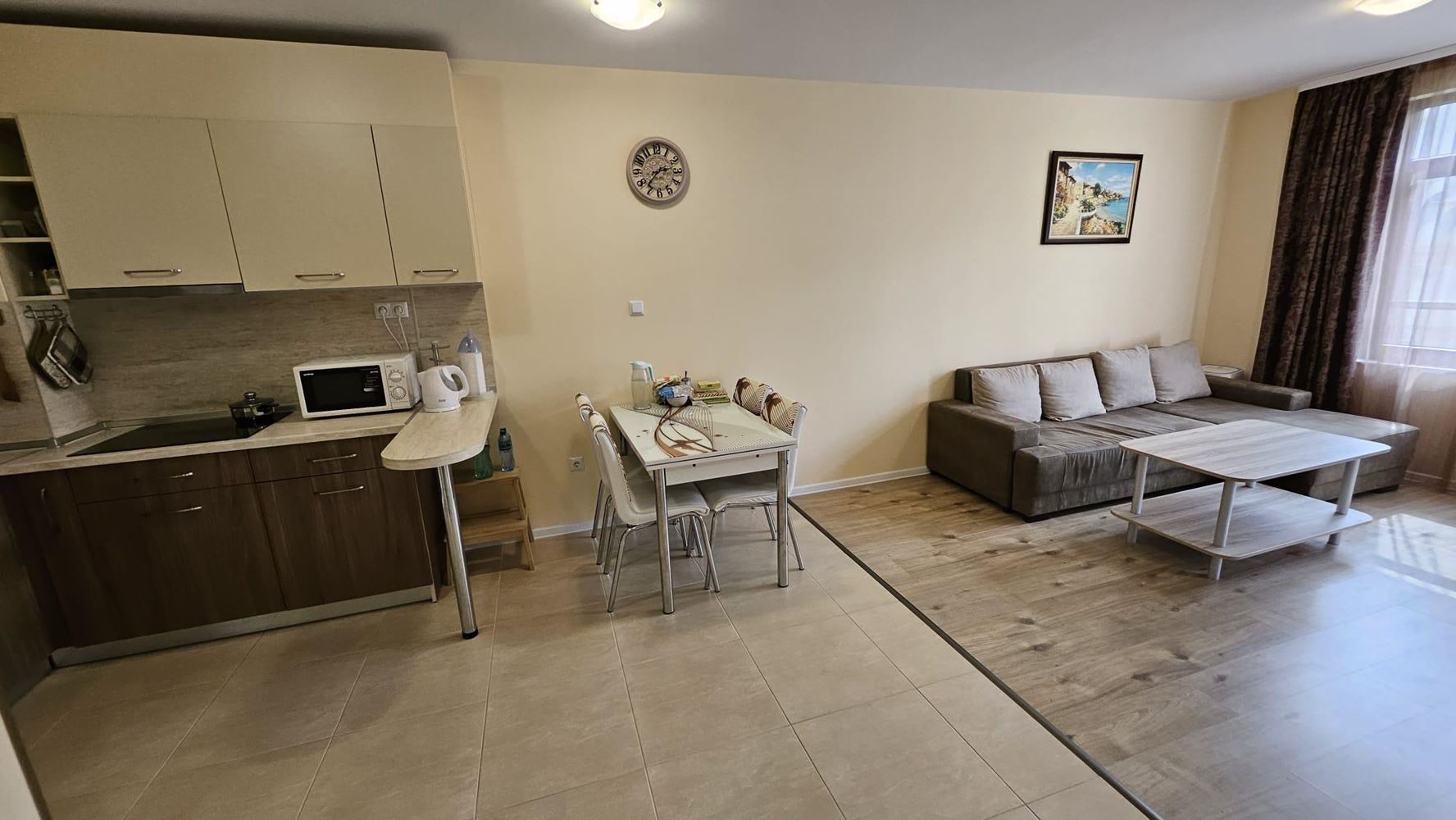 Gemütliche Zweizimmerwohnung in Pomorie mit niedriger Jahresgebühr und Blick auf einen begrünten Innenhof