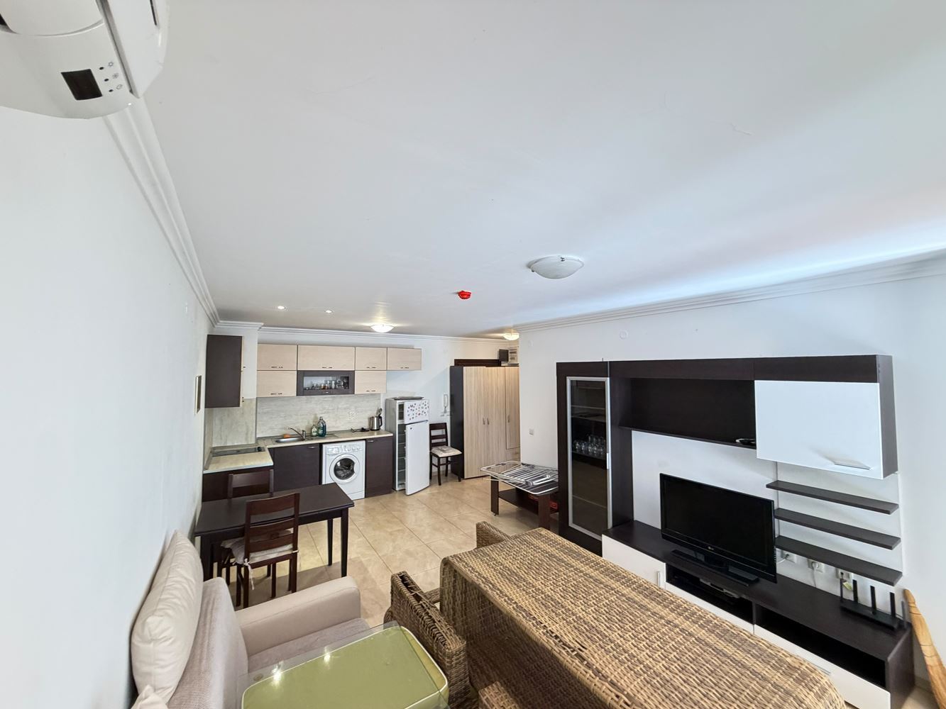 Wohnung in erster Meereslinie mit direktem Strandzugang in Sveti Vlas – privater Garten direkt an der Wohnung