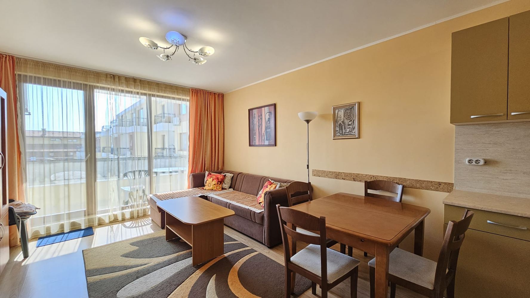 Geräumige 3-Zimmer-Wohnung in erster Meereslinie mit Privatstrand in Sveti Vlas
