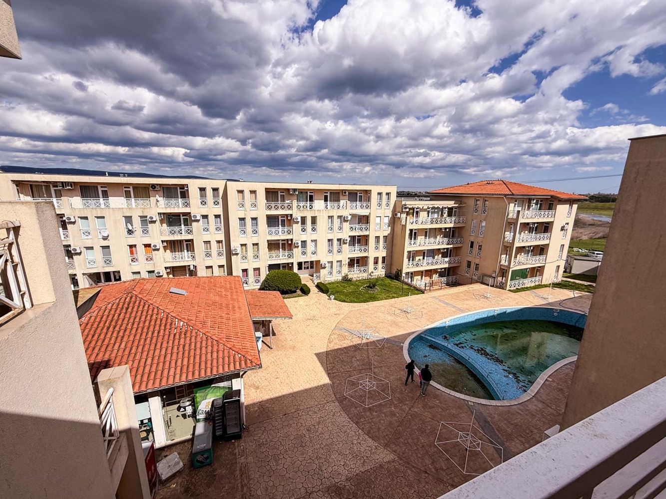 3-Zimmer-Wohnung mit Poolblick in einem gepflegten Komplex nahe Sonnenstrand