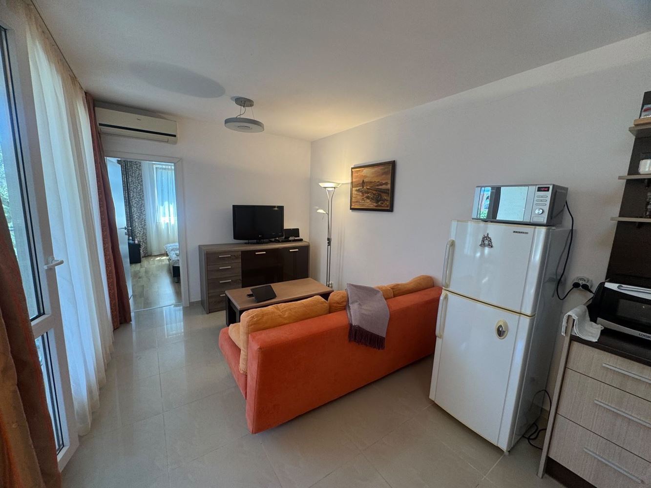 Südlich ausgerichtete 3-Zimmer-Wohnung mit Tiefgaragenstellplatz 200 m vom Meer in Pomorie
