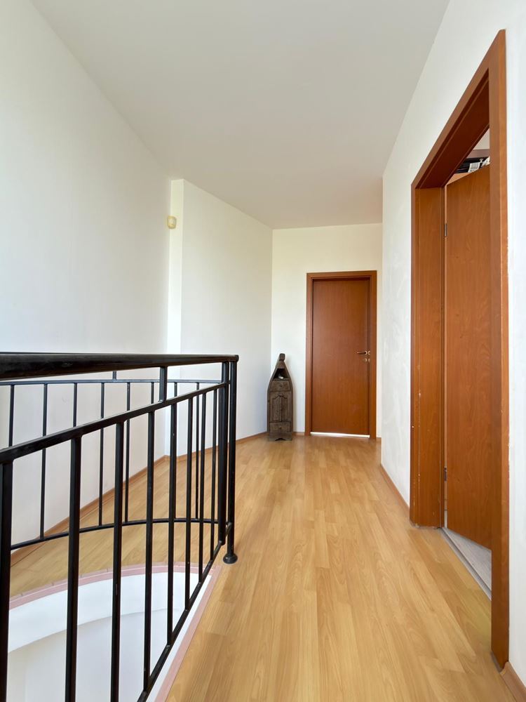 Geräumige Vierzimmer-Maisonettewohnung mit Panoramablick – Komfort und Stil im Herzen der Ruhe
