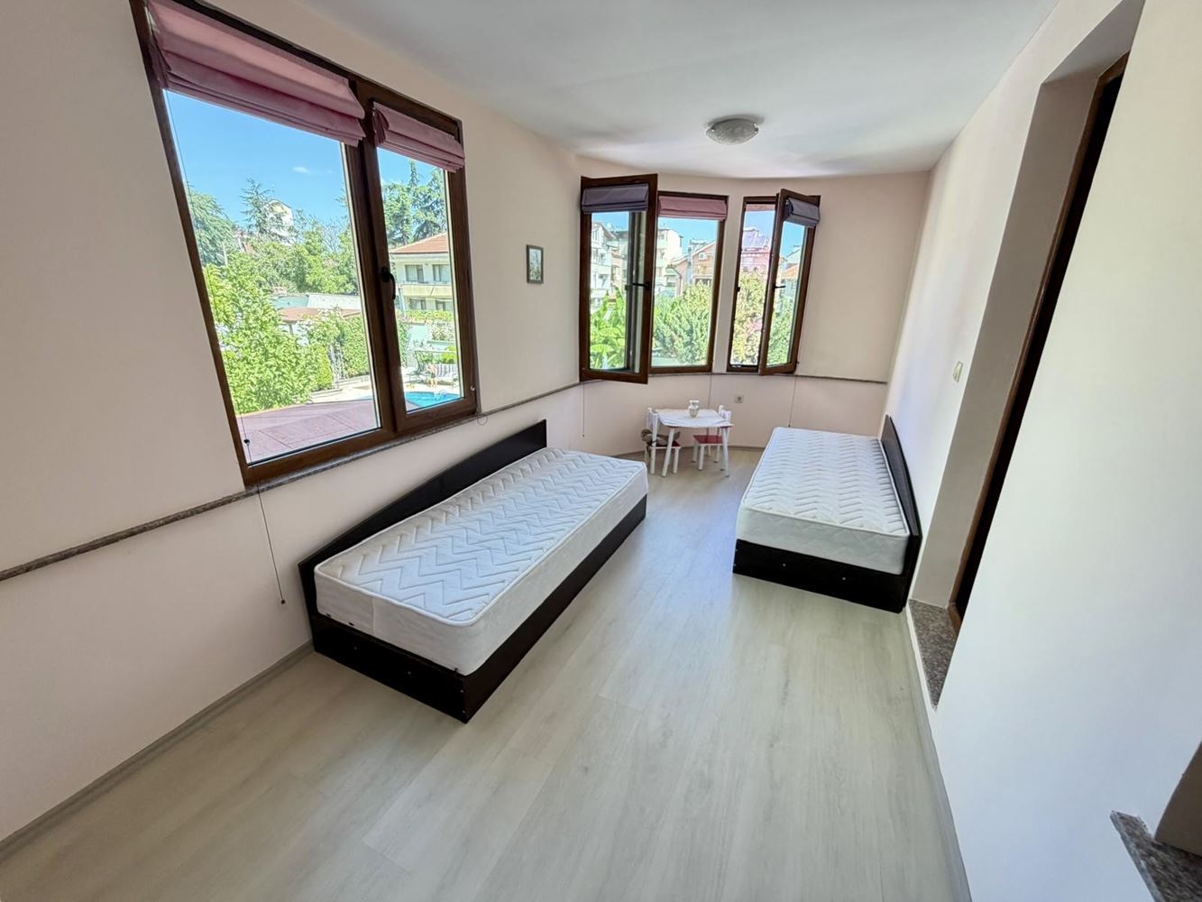Sarafovo – Geräumige Zweizimmerwohnung mit Act 16, minimaler Instandhaltungsgebühr und kompletter Möblierung