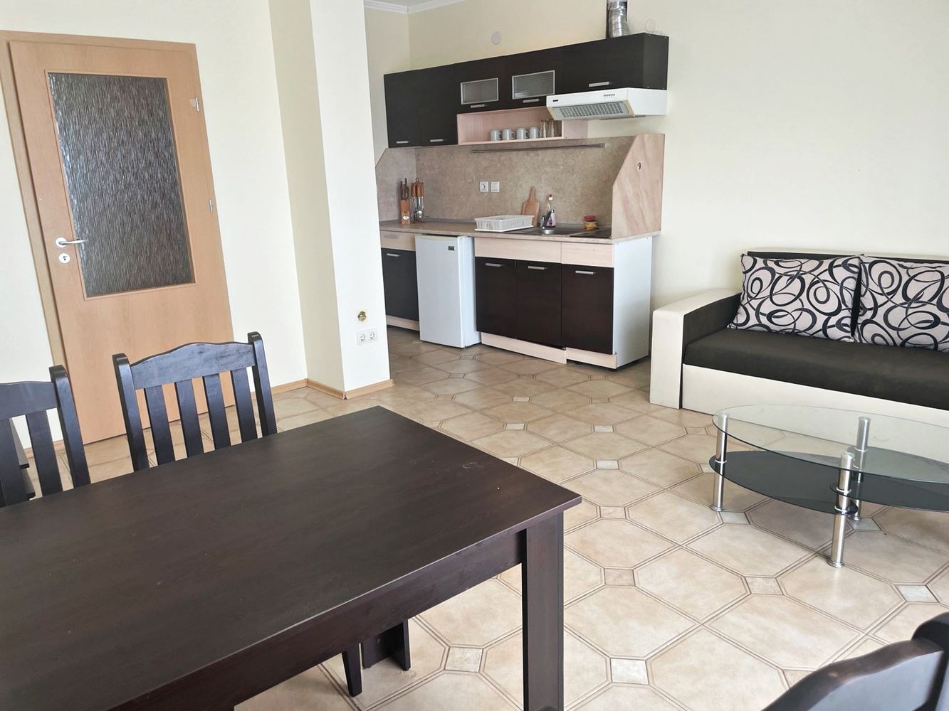 Geräumige 2-Zimmer-Wohnung mit Poolblick in Sonnenstrand