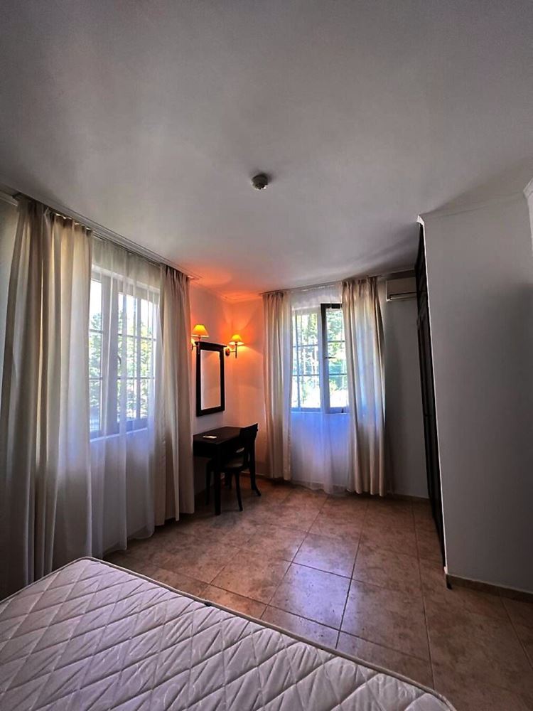 Zweizimmerwohnung in erster Meereslinie in Obzor – Komfort am Meer, SPA-Angebote und Ruhe im Grünen