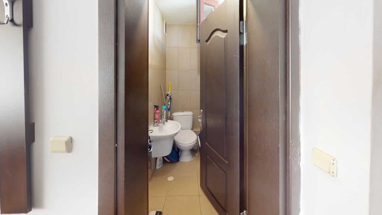 Zweizimmerwohnung mit Panoramablick auf das Meer und die Berge in einer Wohnanlage mit Swimmingpools und SPA-Zentrum