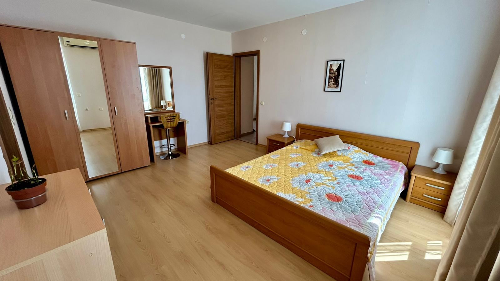 Sveti Vlas – Drei-Zimmer-Wohnung mit direktem Panoramablick auf das Meer in einer Anlage in erster Linie