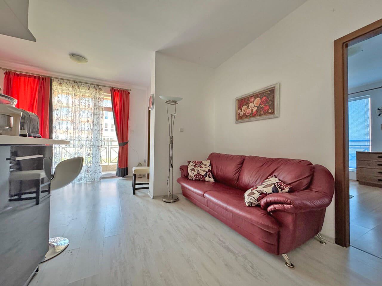 Drei-Zimmer-Wohnung in einem Komplex mit gut organisierter Umgebung und gemütlicher Atmosphäre