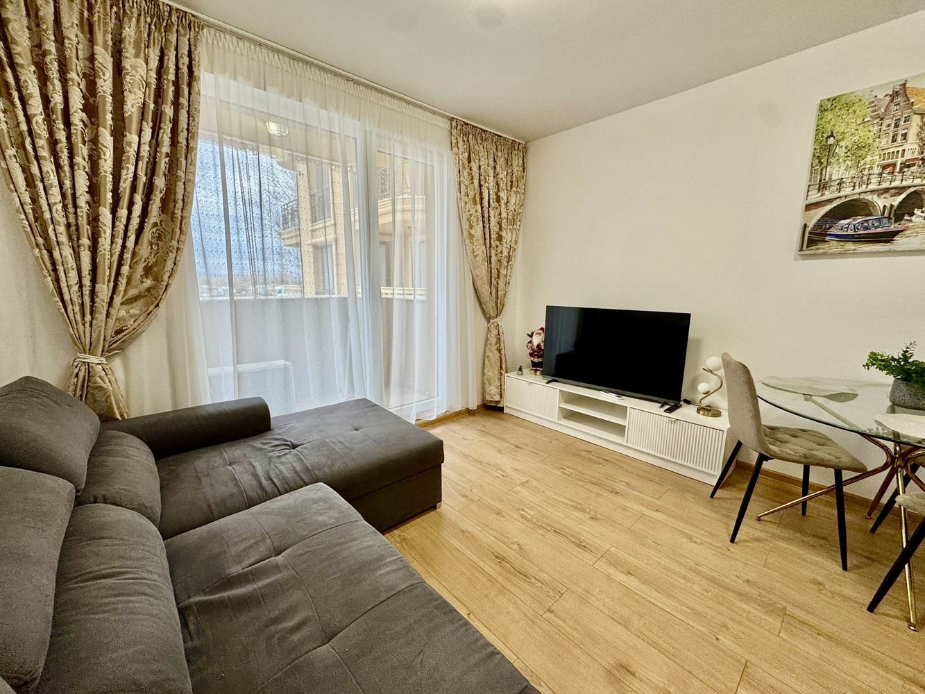 Zwei-Zimmer-Oase in einem neuen Luxuskomplex in Sonnenstrand – mit Poolblick