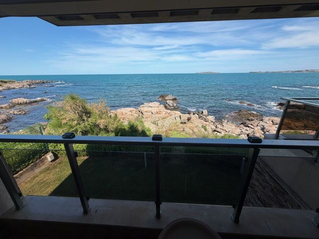 Geräumiges Appartment mit zwei Schlafzimmern in erster Meereslinie mit frontalem Panoramablick auf das Meer
