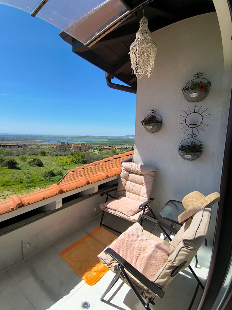 Renovierte Zwei-Schlafzimmer-Wohnung mit Panoramablick in einer modernen Anlage nahe Sonnenstrand