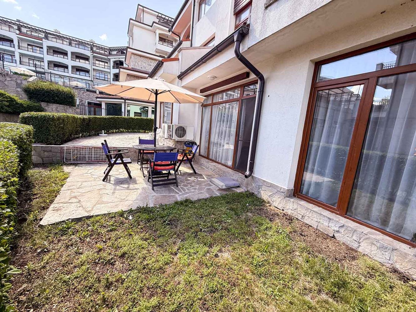 Großzügige Zweizimmerwohnung mit kleinem Privatgarten und großer Veranda in einer Anlage bei Aheloy